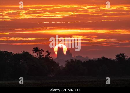 Sonnenaufgang hinter der Ely Cathedral, Cambridgeshire Stockfoto