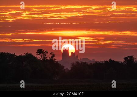 Sonnenaufgang hinter der Ely Cathedral, Cambridgeshire Stockfoto