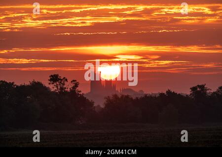 Sonnenaufgang hinter der Ely Cathedral, Cambridgeshire Stockfoto