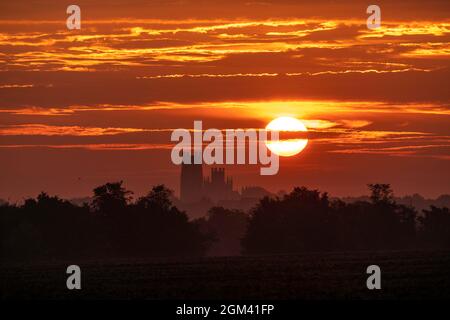 Sonnenaufgang hinter der Ely Cathedral, Cambridgeshire Stockfoto