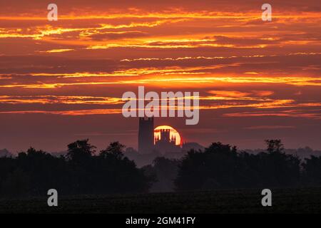 Sonnenaufgang hinter der Ely Cathedral, Cambridgeshire Stockfoto
