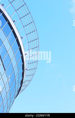 Geländer aus Glas und Edelstahl. Treppe im modernen Interieur. Glasgeländer. Niedriger Winkel Blick auf Treppen, die in Richtung eines modernen Gebäudes führen. Stockfoto