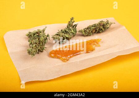 Marihuanaknospe und starker Extrakt aus goldenem Cannabiswachs mit hohem thc-Gehalt aus der Nähe. Stockfoto