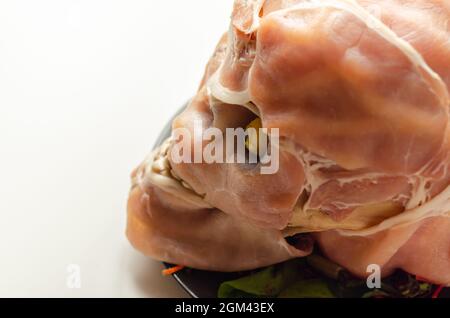 Kreativ zubereitetes Essen in Form eines unheimlichen Totenschädels, ein lustiges und Interessantes Essen, das für eine halloween-Party, Horroressen, serviert wird Stockfoto