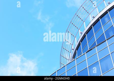 Geländer aus Glas und Edelstahl. Treppe im modernen Interieur. Glasgeländer. Niedriger Winkel Blick auf Treppen, die in Richtung eines modernen Gebäudes führen. Stockfoto