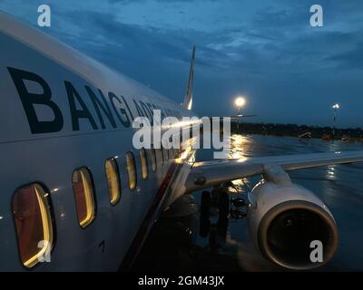 Bild von Bangladesch Flugzeug auf Flughafen in der Nacht . Stockfoto