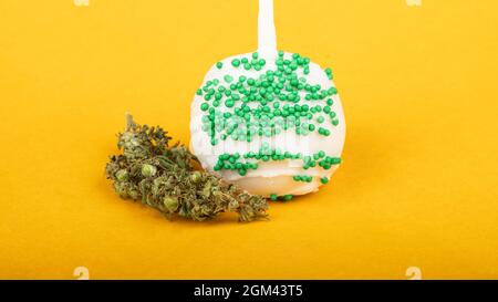 Cannabisbonbons, Süßigkeiten mit thc konzentrieren sich auf gelben Hintergrund. Stockfoto