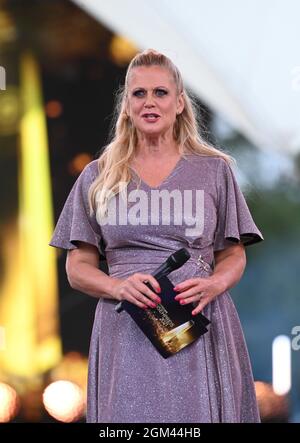 Köln, Deutschland. September 2021. Moderatorin Barbara Schöneberger bei der Verleihung des Deutschen Fernsehpreises 2021 im Tanzbrunnen. Der Deutsche Fernsehpreis wird seit 1999 für herausragende Leistungen im Fernsehen verliehen. Quelle: Henning Kaiser/dpa/Alamy Live News Stockfoto