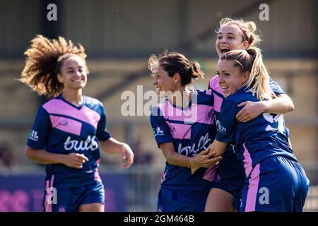 Dulwich Hamlet FC Frauen feiern im Eröffnungsspiel der Saison 21/22 gegen Denham United ein Tor von Asia Harbour-Brown Stockfoto