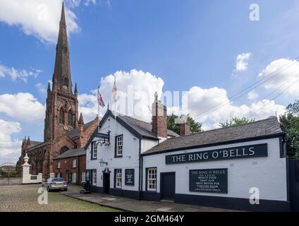 Pfarrkirche St. Elphins in Warrington und öffentliches Haus des Glockenrings. Stockfoto