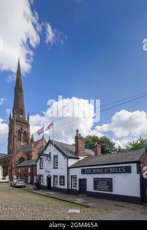 Pfarrkirche St. Elphins in Warrington und öffentliches Haus des Glockenrings. Stockfoto