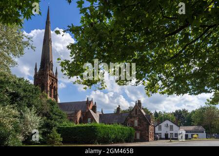 Pfarrkirche St. Elphins in Warrington und öffentliches Haus des Glockenrings. Stockfoto