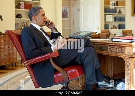 Präsident Barack Obama telefoniert mit dem haitianischen Präsidenten René Préval im Oval Office, 15. Januar 2010. (Offizielles Foto des Weißen Hauses von Pete Souza) Dieses offizielle Foto des Weißen Hauses wird nur zur Veröffentlichung durch Nachrichtenorganisationen und/oder zum persönlichen Druck durch die Betreffzeile(en) des Fotos zur Verfügung gestellt. Das Foto darf in keiner Weise manipuliert werden und darf nicht in kommerziellen oder politischen Materialien, Anzeigen, E-Mails, Produkten oder Werbeaktionen verwendet werden, die in irgendeiner Weise die Zustimmung oder Billigung des Präsidenten, der ersten Familie oder des Weißen Hauses nahelege. Stockfoto