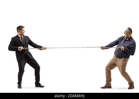 In voller Länge aufgenommen mit einem lässigen reifen Mann und einem jungen Geschäftsmann, der ein isoliertes Seil auf weißem Hintergrund zieht Stockfoto