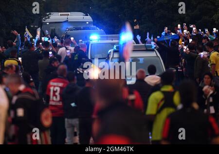 16. September 2021, Hessen, Frankfurt/Main: Fußball: Europa League, Eintracht Frankfurt - Fenerbahce Istanbul, Gruppenphase, Gruppe D, Matchday 1 im Deutsche Bank Park. Die Fans von Fenerbahce feiern die Ankunft ihrer Mannschaft vor dem Stadion. Foto: Arne Dedert/dpa Stockfoto