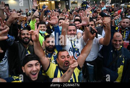 16. September 2021, Hessen, Frankfurt/Main: Fußball: Europa League, Eintracht Frankfurt - Fenerbahce Istanbul, Gruppenphase, Gruppe D, Matchday 1 im Deutsche Bank Park. Fans von Fenerbahce feiern vor dem Stadion. Foto: Arne Dedert/dpa Stockfoto