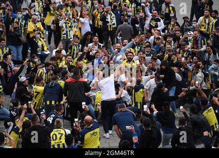 16. September 2021, Hessen, Frankfurt/Main: Fußball: Europa League, Eintracht Frankfurt - Fenerbahce Istanbul, Gruppenphase, Gruppe D, Matchday 1 im Deutsche Bank Park. Fans von Fenerbahce feiern vor dem Stadion. Foto: Arne Dedert/dpa Stockfoto