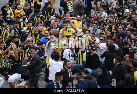 16. September 2021, Hessen, Frankfurt/Main: Fußball: Europa League, Eintracht Frankfurt - Fenerbahce Istanbul, Gruppenphase, Gruppe D, Matchday 1 im Deutsche Bank Park. Fans von Fenerbahce feiern vor dem Stadion. Foto: Arne Dedert/dpa Stockfoto