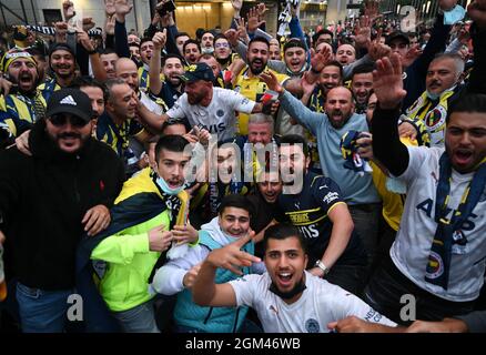 16. September 2021, Hessen, Frankfurt/Main: Fußball: Europa League, Eintracht Frankfurt - Fenerbahce Istanbul, Gruppenphase, Gruppe D, Matchday 1 im Deutsche Bank Park. Fans von Fenerbahce feiern vor dem Stadion. Foto: Arne Dedert/dpa Stockfoto