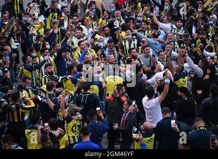 16. September 2021, Hessen, Frankfurt/Main: Fußball: Europa League, Eintracht Frankfurt - Fenerbahce Istanbul, Gruppenphase, Gruppe D, Matchday 1 im Deutsche Bank Park. Fans von Fenerbahce feiern vor dem Stadion. Foto: Arne Dedert/dpa Stockfoto