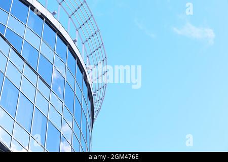 Geländer aus Glas und Edelstahl. Treppe im modernen Interieur. Glasgeländer. Niedriger Winkel Blick auf Treppen, die in Richtung eines modernen Gebäudes führen. Stockfoto