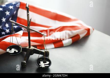 US-Recht, Justizwaagen und amerikanische Flagge. Konzept. Geld. Stockfoto