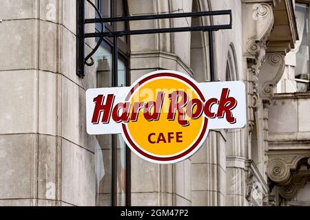 London, England - 2021. August: Schild hängt über dem Eingang zum ursprünglichen Hard Rock Cafe in der Nähe des Green Park Stockfoto