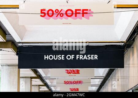 London, England - 2021. August: Schilder vor dem Store House of Fraser in Victoria, London Stockfoto