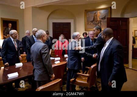 Präsident Barack Obama begrüßt die Mitglieder des Präsidialrats für Glaubensbasierte und Nachbarschaftspartnerschaften im Roosevelt-Raum des Weißen Hauses und dankt ihnen für ihre Arbeit am 9. März 2010. (Offizielles Foto des Weißen Hauses von Pete Souza)Dieses offizielle Foto des Weißen Hauses wird nur zur Veröffentlichung durch Nachrichtenorganisationen und/oder zum persönlichen Druck durch die Betreffzeile(en) des Fotos zur Verfügung gestellt. Das Foto darf in keiner Weise manipuliert werden und darf nicht in kommerziellen oder politischen Materialien, Anzeigen, E-Mails, Produkten oder Werbeaktionen verwendet werden, die in irgendeiner Weise eine Genehmigung vorschlagen Stockfoto