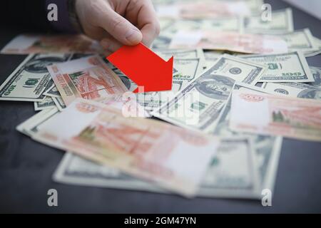 Russisches Geld mit der Aufschrift 'Rubel'. Wirtschaftskrise. Der Fall der nationalen Währung. Volatilität. Der Rückgang des Paarrubels auf den Dollar. Stockfoto