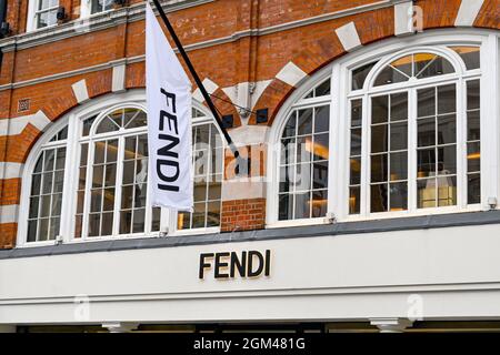 London, England - 2021. August: Außenansicht des Fendi-Designerladens in der New Bond Street Stockfoto