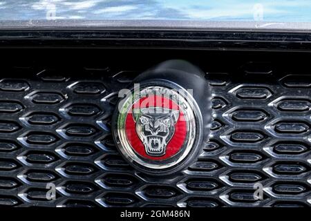 London, England - 2021. August: Nahaufnahme des Emblems auf dem Frontgrill eines Jaguar Autos Stockfoto