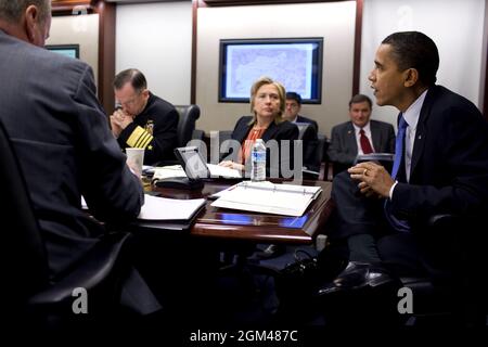 Präsident Barack Obama trifft sich mit seinem nationalen Sicherheitsteam zu Afghanistan und Pakistan im Situationsraum des Weißen Hauses, 12. März 2010. Von links: ADM. Michael Mullen, Vorsitzender der Joint Chiefs of Staff, Außenministerin Hillary Clinton, Botschafter der Vereinigten Staaten in Afghanistan, Karl Eikenberry (Hintergrund) und Präsident Obama. (Offizielles Foto des Weißen Hauses von Pete Souza) Stockfoto