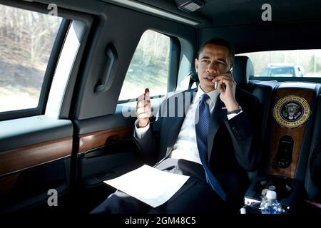 Präsident Barack Obama telefoniert auf dem Weg zur George Mason University in Fairfax, Virginia, um am 19. März 2010 Bemerkungen zur Reform der Krankenversicherung zu halten. (Offizielles Foto des Weißen Hauses von Pete Souza) Dieses offizielle Foto des Weißen Hauses wird nur zur Veröffentlichung durch Nachrichtenorganisationen und/oder zum persönlichen Druck durch die Betreffzeile(en) des Fotos zur Verfügung gestellt. Das Foto darf in keiner Weise manipuliert werden und darf nicht in kommerziellen oder politischen Materialien, Anzeigen, E-Mails, Produkten oder Werbeaktionen verwendet werden, die in irgendeiner Weise die Zustimmung oder Billigung des Präsidenten, des, nahelege Stockfoto