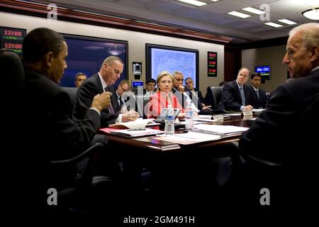 Präsident Barack Obama spricht während eines Treffens zu Afghanistan und Pakistan im Situationsraum des Weißen Hauses am 16. April 2010. Am Tisch lauschen von links der Nationale Sicherheitsberater General James Jones, Außenministerin Hillary Rodham Clinton, Stabschef Rahm Emanuel, der stellvertretende Nationale Sicherheitsberater Tom Donilon, der USAID-Administrator Rajiv Shah und Vizepräsident Joe Biden. (Offizielles Foto des Weißen Hauses von Pete Souza) Dieses offizielle Foto des Weißen Hauses wird nur für die Veröffentlichung durch Nachrichtenorganisationen und/oder für den persönlichen Gebrauch durch die Betreffzeile(en) von t zur Verfügung gestellt Stockfoto