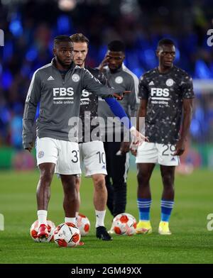 Ademola Lookman (links) von Leicester City erwärmt sich vor dem UEFA Europa League-Spiel der Gruppe C im King Power Stadium, Leicester. Bilddatum: Donnerstag, 16. September 2021. Stockfoto