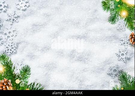 Tannenzweig mit weihnachtlichen Dekorationen auf weißem Hintergrund. Urlaubskonzept. Stockfoto
