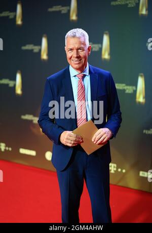 Köln, Deutschland. September 2021. Moderator Peter Kloeppel nach der Verleihung des Deutschen Fernsehpreises 2021 im Tanzbrunnen. Der Deutsche Fernsehpreis wird seit 1999 für herausragende Leistungen im Fernsehen verliehen. Quelle: Marcel Kusch/dpa/Alamy Live News Stockfoto