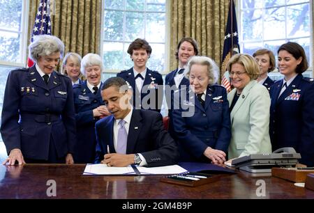 Präsident Barack Obama unterzeichnet am Mittwoch, den 1. Juli 2009, im Oval Office das Gesetz S.614, mit dem die Piloten der Luftwaffe eine Goldmedaille des Kongresses erhalten sollen. Women Airforce Service Pilots (WASP) wurde während des Zweiten Weltkriegs gegründet, und von 1942 bis 1943 traten mehr als tausend Frauen bei, die 60 Millionen Meilen nicht-kämpfender Militärmissionen flogen. Von den Frauen, die ihre Flügel als Women Airforce Service Pilots erhalten haben, leben heute etwa 300. (Offizielles Foto des Weißen Hauses von Pete Souza) Dieses offizielle Foto des Weißen Hauses wird von News organizati zur Veröffentlichung bereitgestellt Stockfoto