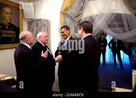 Präsident Barack Obama trifft sich am Dienstag, den 7. Juli 2009, mit dem ehemaligen russischen Präsidenten Michail Gorbatschow in Gostinny Dvor, Russland. (Offizielles Foto des Weißen Hauses von Pete Souza) Dieses offizielle Foto des Weißen Hauses wird zur Veröffentlichung durch Nachrichtenorganisationen und/oder zum persönlichen Druck durch die Betreffzeile(en) des Fotos zur Verfügung gestellt. Das Foto darf in keiner Weise manipuliert oder in Materialien, Anzeigen, Produkten oder Werbeaktionen verwendet werden, die in irgendeiner Weise die Zustimmung oder Billigung des Präsidenten, der ersten Familie oder des Weißen Hauses nahelegen. Stockfoto
