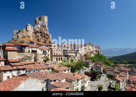 Die mittelalterliche Stadt Frías liegt in der Provinz Burgos und ist als kleinste Stadt der Region und in ganz Spanien bekannt. Seine Burg war b Stockfoto