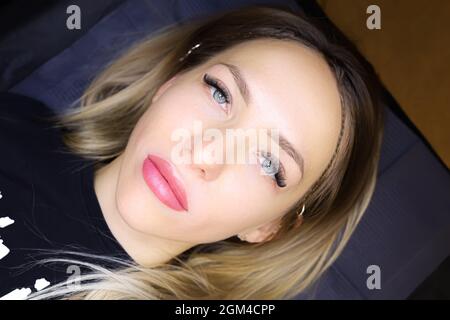 Schöne Mädchen Modell nach dem Verfahren der permanenten Lippen Make-up Stockfoto