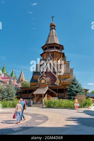 Blick auf die Holzzeltkirche St. Nikolaus im Izmailovsky Kreml, erbaut 2003, Wahrzeichen: Moskau, Russland - 15. August 2021 Stockfoto