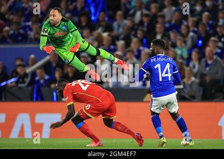 Leicester, Großbritannien. September 2021. David Ospina #25 von Napoli schlägt am 9/16/2021 in Leicester, Großbritannien, klar. (Foto von Mark Cosgrove/News Images/Sipa USA) Quelle: SIPA USA/Alamy Live News Stockfoto