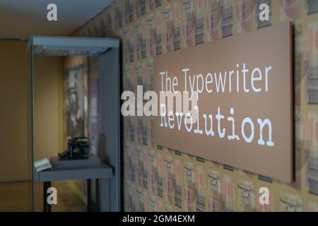 Edinburgh, Schottland. Do 16. September 2021. Die Ausstellung „Schreibmaschinenrevolution“ im National Museum of Scotland. Die neue Ausstellung zeigt den sozialen und technologischen Einfluss der Schreibmaschine und beleuchtet ihre Rolle in Gesellschaft, Kunst und Populärkultur. Sie zeichnet die Wirkung und Entwicklung von Schreibmaschinen über mehr als 100 Jahre nach, von schweren frühen Maschinen bis hin zu modernen Stilikonen. Die Ausstellung läuft vom 24. Juli 2021 bis zum 17. April 2022. Stockfoto