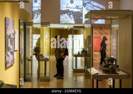 Edinburgh, Schottland. Do 16. September 2021. Die Ausstellung „Schreibmaschinenrevolution“ im National Museum of Scotland. Die neue Ausstellung zeigt den sozialen und technologischen Einfluss der Schreibmaschine und beleuchtet ihre Rolle in Gesellschaft, Kunst und Populärkultur. Sie zeichnet die Wirkung und Entwicklung von Schreibmaschinen über mehr als 100 Jahre nach, von schweren frühen Maschinen bis hin zu modernen Stilikonen. Die Ausstellung läuft vom 24. Juli 2021 bis zum 17. April 2022. Stockfoto