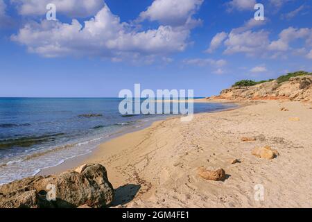 Die schönsten Strände Italiens: Der Dünenpark Campomarino in Apulien, Italien.das Schutzgebiet erstreckt sich entlang der gesamten Küste der Stadt Maruggio. Stockfoto