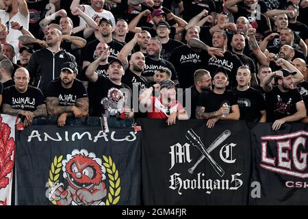 Roma, Italien. September 2021. Ultras-Anhänger des CSKA Sofia jubeln beim Fußballspiel der Conference League Gruppe C zwischen AS Roma und PFC CSKA Sofia im Olimpico-Stadion in Rom (Italien) am 16. September 2021 an. Foto Antonietta Baldassarre/Insidefoto Kredit: Insidefoto srl/Alamy Live News Stockfoto