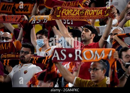 Roma, Italien. September 2021. ROMA-Fans jubeln während des Fußballspiels der Konferenzliga-Gruppe C zwischen AS Roma und dem PFC CSKA Sofia im Olimpico-Stadion in Rom (Italien) am 16. September 2021 an. Foto Antonietta Baldassarre/Insidefoto Kredit: Insidefoto srl/Alamy Live News Stockfoto
