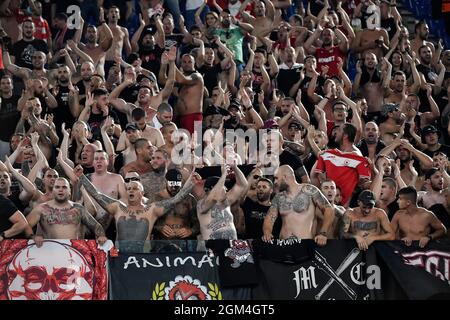 Roma, Italien. September 2021. Ultras-Anhänger des CSKA Sofia jubeln beim Fußballspiel der Conference League Gruppe C zwischen AS Roma und PFC CSKA Sofia im Olimpico-Stadion in Rom (Italien) am 16. September 2021 an. Foto Antonietta Baldassarre/Insidefoto Kredit: Insidefoto srl/Alamy Live News Stockfoto